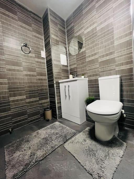 Superb 2 Bedroom Apartment With Free Parking Единбург Екстериор снимка